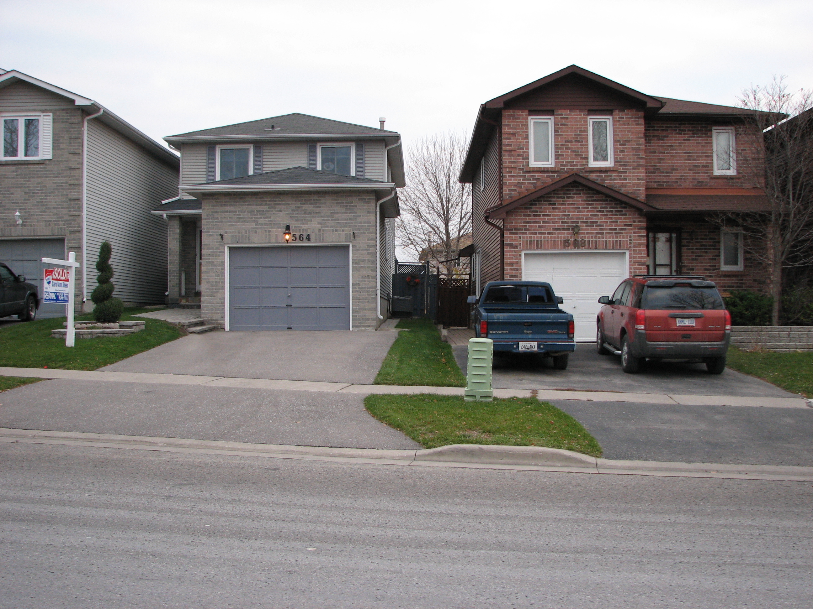 564 Cobblehill outside-7.JPG